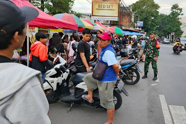 Babinsa Sukun Pantau Pasar Takjil Ramadan