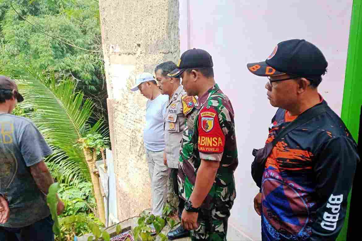Babinsa Sukun Sigap Tangani Bencana Tanah Longsor di Tebo Utara