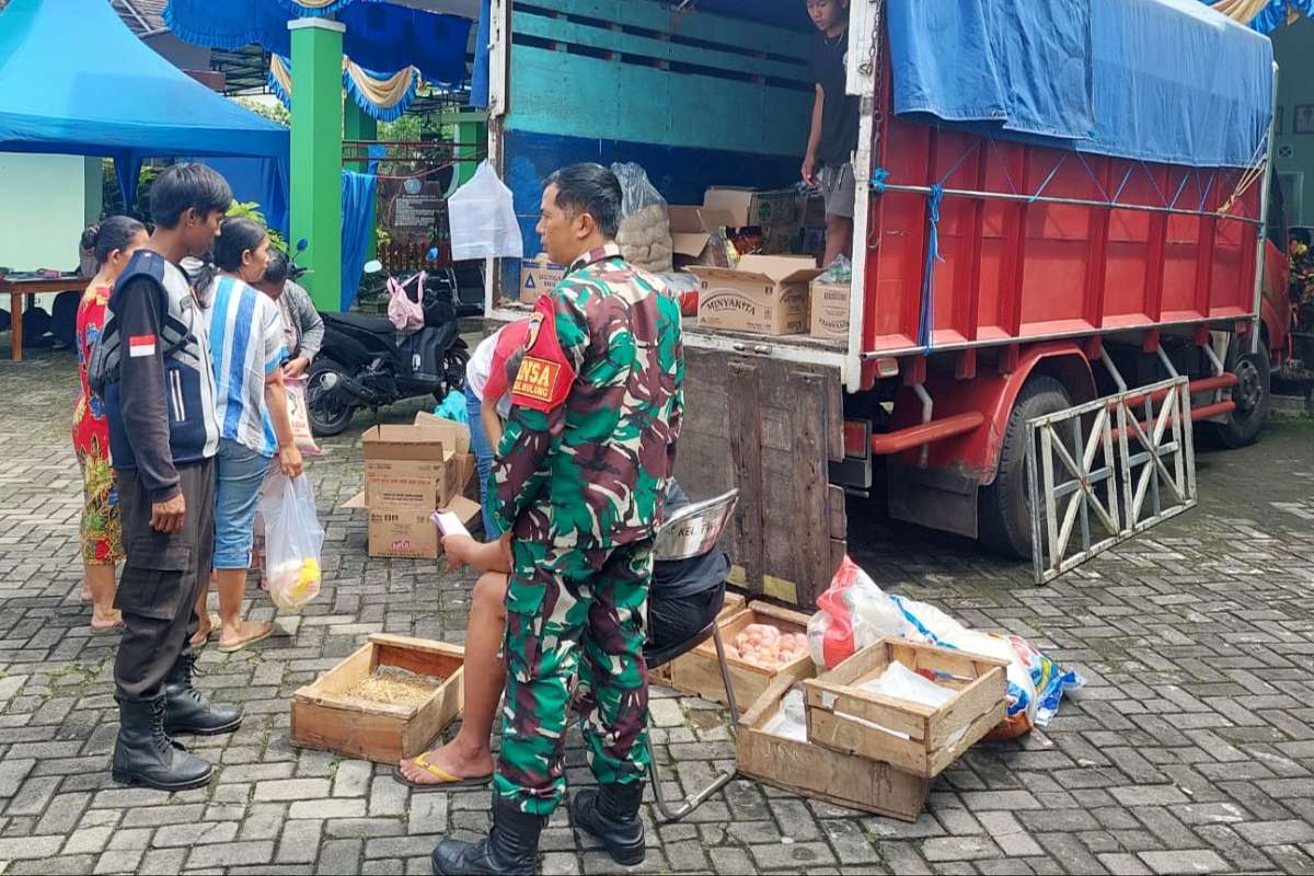 Babinsa Tunggulwulung dampingi gerakan pangan murah jelang Idulfitri. (ist) - Babinsa Tunggulwulung Dampingi Gerakan Pangan Murah Jelang IdulFitri