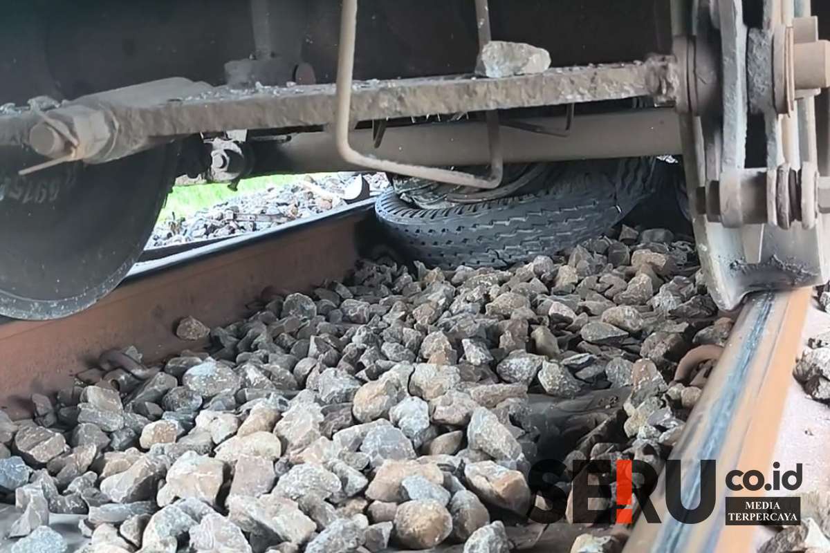 Ban truk yang tersangkut di bagian bawah kereta. (Seru.co.id/dik) - Proses Ganti Lokomotif KA Kertanegara Memakan Waktu 6 Jam, Ini Penyebabnya
