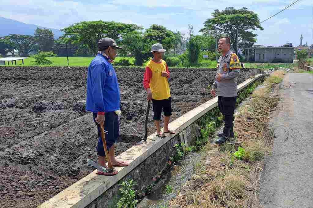 Dukung Ketahanan Pangan, Bhabinkamtibmas Temas Turun Langsung Bantu Petani Olah Lahan