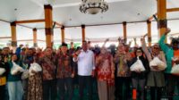 Bupati Situbondo, Yusuf Rio Wahyu Prayoga dan Wabub Ulfiyah saat berikan Sembako pada Ojol, Abang Becak dan Seniman di Pendopo kabupaten Situbondo, Kamis (27/3/2025). (Seru.co.id/aza) - Mas Rio dan Mbak Ulfi Bagikan Ratusan Paket Sembako pada Abang Becak, Ojol dan Seniman