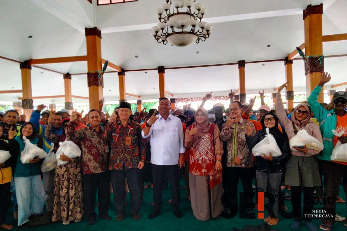 Bupati Situbondo, Yusuf Rio Wahyu Prayoga dan Wabub Ulfiyah saat berikan Sembako pada Ojol, Abang Becak dan Seniman di Pendopo kabupaten Situbondo, Kamis (27/3/2025). (Seru.co.id/aza) - Mas Rio dan Mbak Ulfi Bagikan Ratusan Paket Sembako pada Abang Becak, Ojol dan Seniman