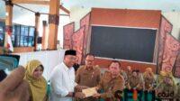 Bupati Situbondo, Yusuf Rio Wahyu Prayogo saat berikan SK Plt pada 45 ASN di lingkungan Pemkab Situbondo. (Seru.co.id/aza) - Bupati Situbondo Tunjuk 45 ASN sebagai Plt, Berharap Bisa Bawa Situbondo Naik Kelas