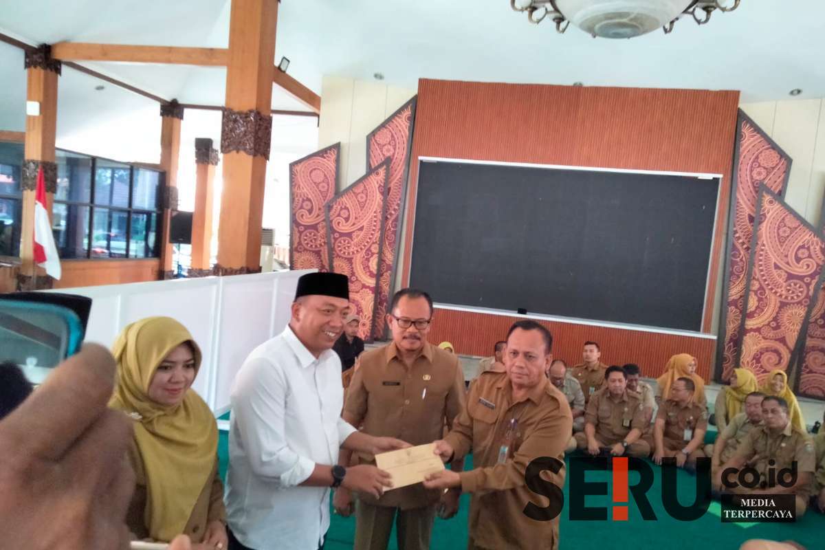 Bupati Situbondo, Yusuf Rio Wahyu Prayogo saat berikan SK Plt pada 45 ASN di lingkungan Pemkab Situbondo. (Seru.co.id/aza) - Bupati Situbondo Tunjuk 45 ASN sebagai Plt, Berharap Bisa Bawa Situbondo Naik Kelas