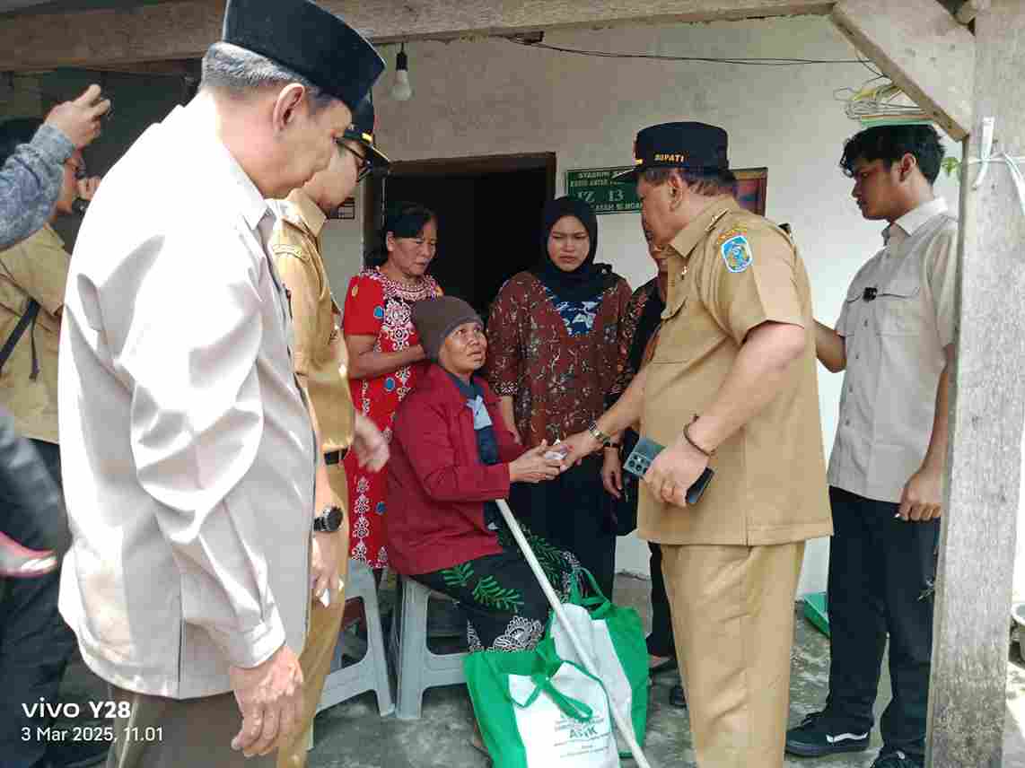 BAZNAS Nganjuk Dampingi Bupati di Hari Perdana Kerja, Berikan Bantuan kepada Korban Bencana