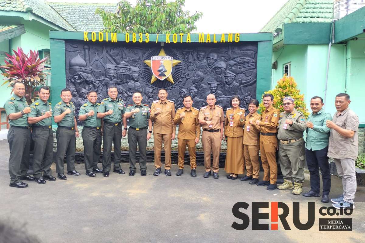 Dandim 0833/Kota Malang dan para staf berfoto bersama Wali Kota dan Wakil Wali Kota Malang beserta rombongan. (rhd) - Dandim 0833/Kota Malang Menyambut Kunjungan Silahturahmi Wali Kota dan Wakil Wali Kota Malang