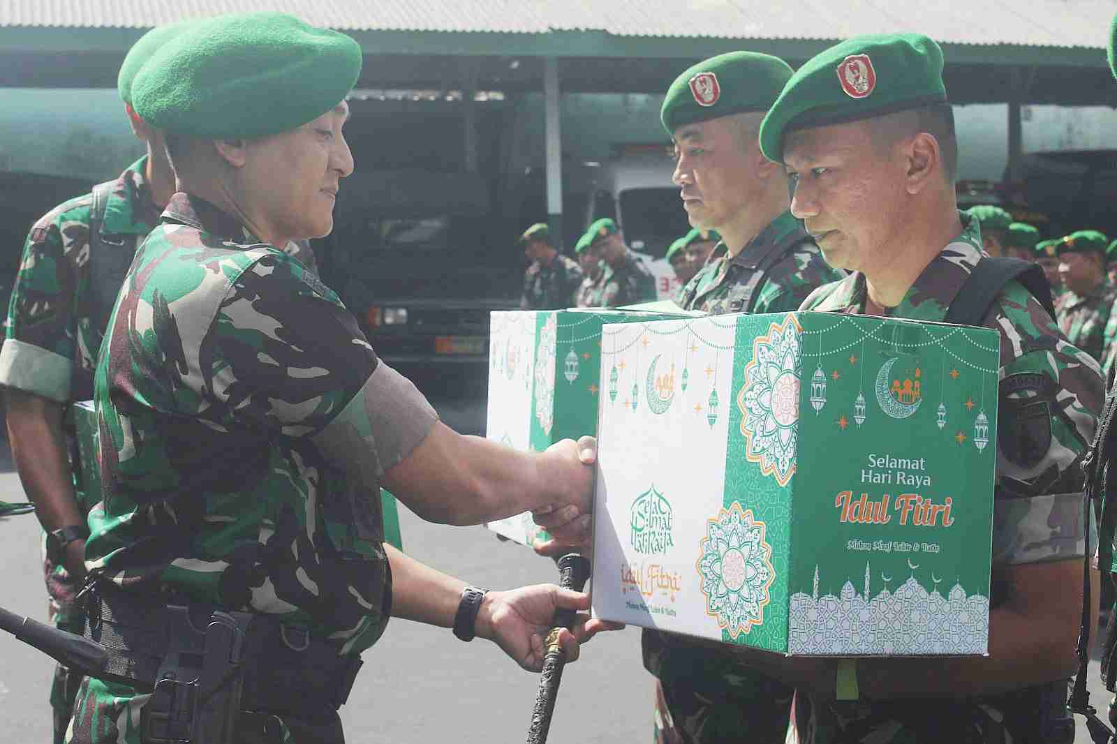 Dandim 0833 Bagikan Bingkisan Lebaran Bagi Keluarga Besar Kodim 0833/Kota Malang