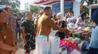 Dandim 0833 dampingi Wali Kota Malang membuka pasar murah di Merjosari. (ist) - Dandim 0833 Dampingi Wali Kota Malang Membuka Pasar Murah di Merjosari