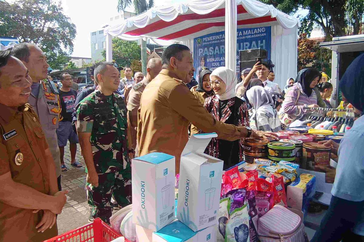 Dandim 0833 dampingi Wali Kota Malang membuka pasar murah di Merjosari. (ist) - Dandim 0833 Dampingi Wali Kota Malang Membuka Pasar Murah di Merjosari