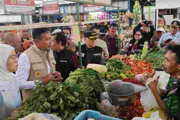 Dandim 0833 Dampingi Wali Kota Malang Pantau Harga dan Ketersediaan Sembako di Pasar Bunul