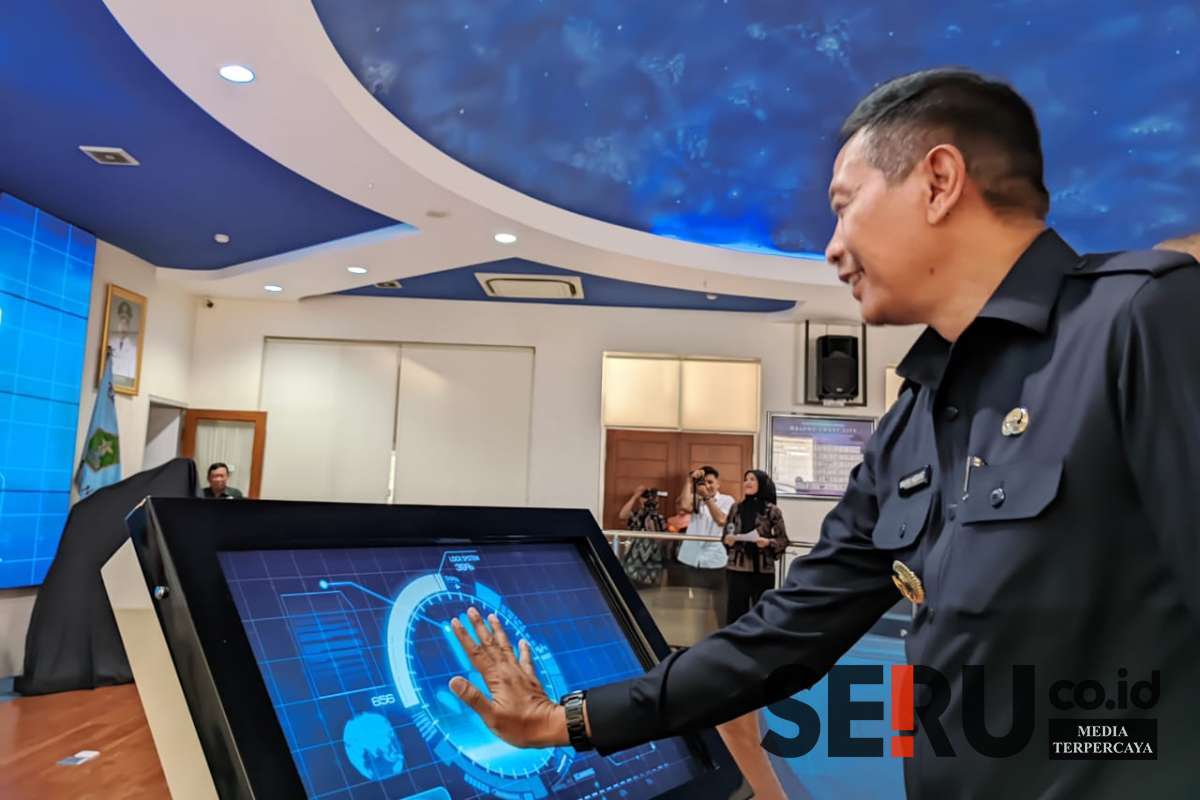 Detik-detik launching logo HUT ke-111 Kota Malang oleh Wali Kota Malang. (ws13) - Pemkot Launching Logo HUT ke-111 Kota Malang Satu Hati Mengukir Prestasi