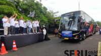 Dirut PJT I bersama jajaran memberangkatkan 325 pemudik dengan 8 rute perjalanan. (rhd) - Mudik Bersama BUMN 2025, PJT I Berangkatkan 325 Pemudik Menempuh 8 Rute Perjalanan