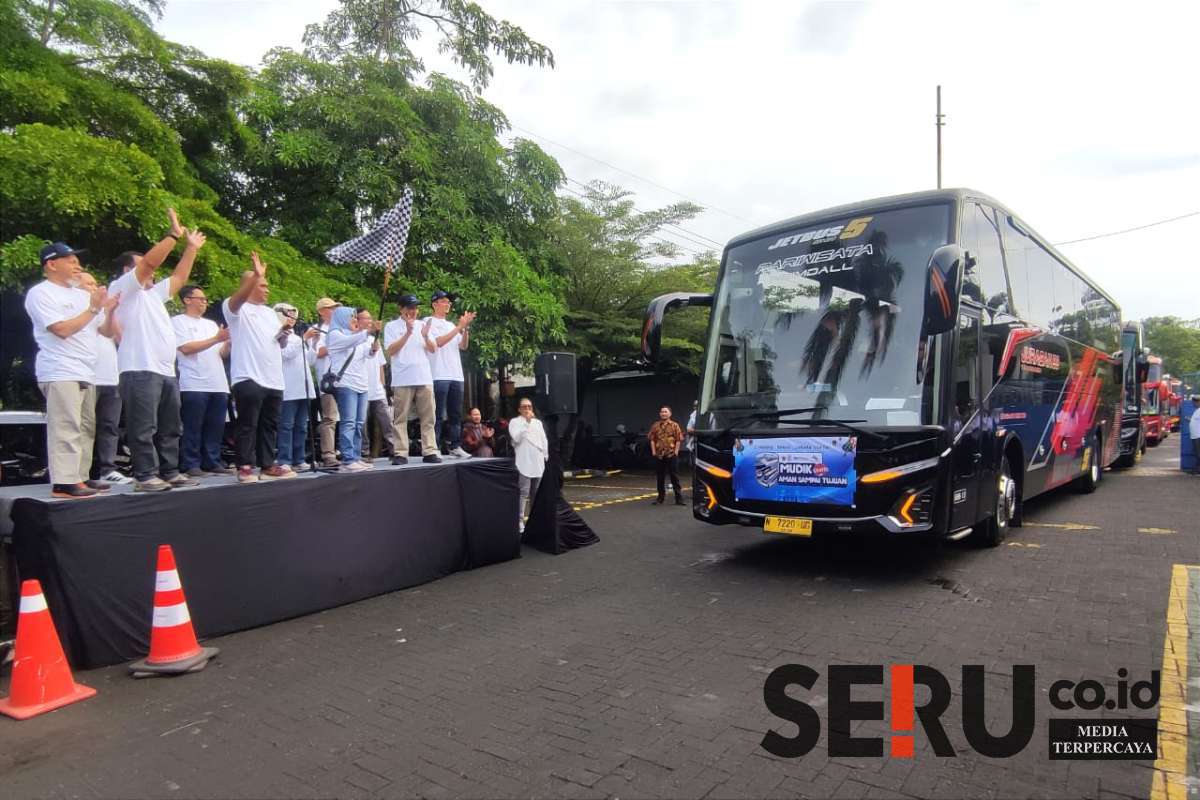 Dirut PJT I bersama jajaran memberangkatkan 325 pemudik dengan 8 rute perjalanan. (rhd) - Mudik Bersama BUMN 2025, PJT I Berangkatkan 325 Pemudik Menempuh 8 Rute Perjalanan