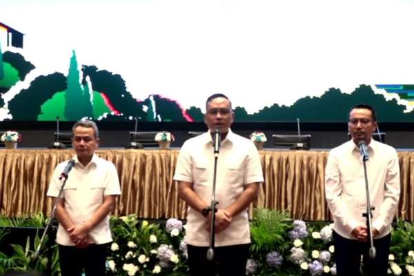 Dirut Pertamina saat menyampaikan permohonan maaf di konferensi pers. (ist/ Youtube Pertamina) - Dirut Pertamina Minta Maaf atas Kasus Korupsi dan Komitmen Perbaiki Tata Kelola Perusahaan