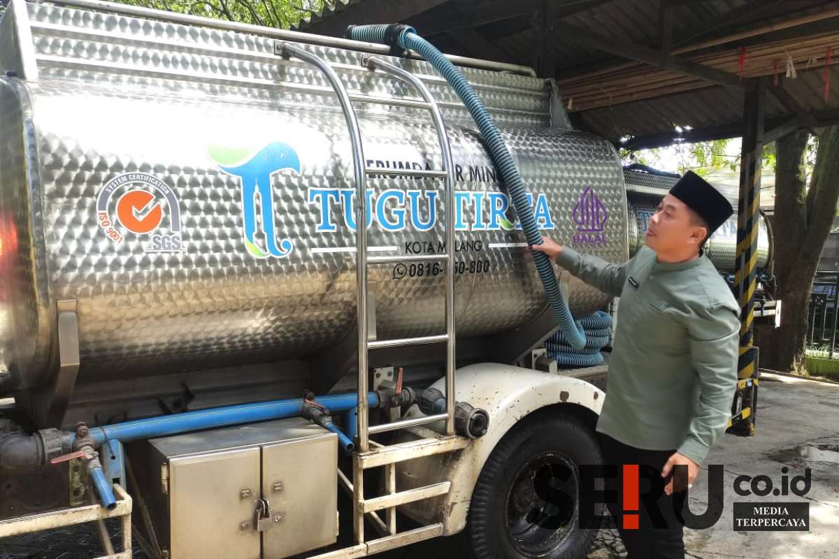 Dirut Perumda Tugu Tirta, Priyo Sudibyo mengecek kesiapan armada mobil tangki. (rhd) - Tugu Tirta Siaga 24 Jam Selama Libur IdulFitri, Pastikan Layanan Aman Tanpa Gangguan