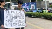 Dua remaja saat aksi membawa poster siap jual ginjal demi sang ibu. (ist) - Viral Aksi Jual Ginjal Demi Ibu, Kasus Pramugari dan Ibu Rumah Tangga Berakhir Damai