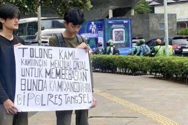 Dua remaja saat aksi membawa poster siap jual ginjal demi sang ibu. (ist) - Viral Aksi Jual Ginjal Demi Ibu, Kasus Pramugari dan Ibu Rumah Tangga Berakhir Damai