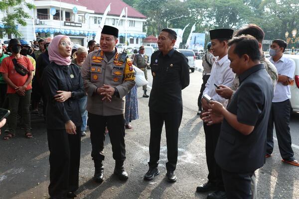Forkopimda Bagikan 2.000 Paket Sembako Bareng Mahasiswa, Wali Kota Malang: Pentingnya Kepedulian