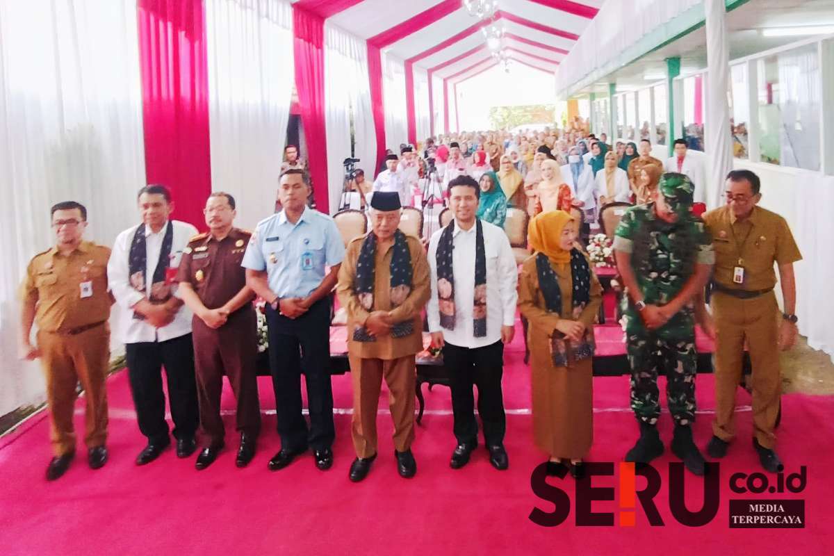 Foto bersama Kepala OPD Kabupaten Malang serta sejumlah pejabat dan tokoh penting lainnya. (rhd) - Wagub Jatim Bersama Bupati Malang Resmikan RSUD Ngantang, Launching Layanan Gratis