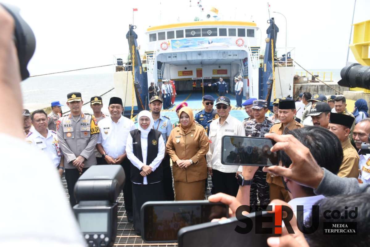 Gubernur Jatim Didampingi Mas Rio Lepas Keberangkatan Mudik Gratis Rute Jangkar-Raas dan Jangkar-Sapudi Tahun 2025. (Seru.co.id/aza) - Gubernur Jatim dan Bupati Situbondo Resmi Berangkatkan Mudik Gratis Rute Jangkar-Raas dan Jangkar-Sapudi Tahun 2025