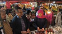 Gubernur Khofifah Sidak Pasar Pagi Kota Batu Sambil Borong Sayuran