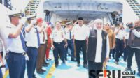 Gubernur Khofifah memberangkatkan program Angkutan Mudik Gratis Tahun 2025 dengan tujuan rute Jangkar-Raas dan Jangkar-Sapudi dari Pelabuhan Jangkar, Kabupaten Situbondo, Senin (24/3/2025). (Seru.co.id/aza) - Gubernur Jatim dan Bupati Situbondo Resmi Berangkatkan Mudik Gratis Rute Jangkar-Raas dan Jangkar-Sapudi Tahun 2025