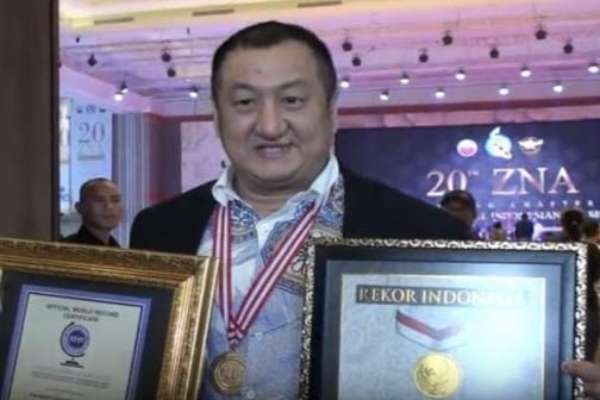 Hartono Soekwanto kolektor ikan koi dengan berbagai prestasi. (ist) - Amarah Pengusaha Hartono Soekwanto, Todongkan Pistol Saat Melihat Mobil Mantan