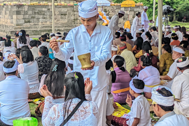 Umat Hindu Kota Malang mengikuti rangkaian upacara Ngembak Geni dengan khidmat. (ws13)