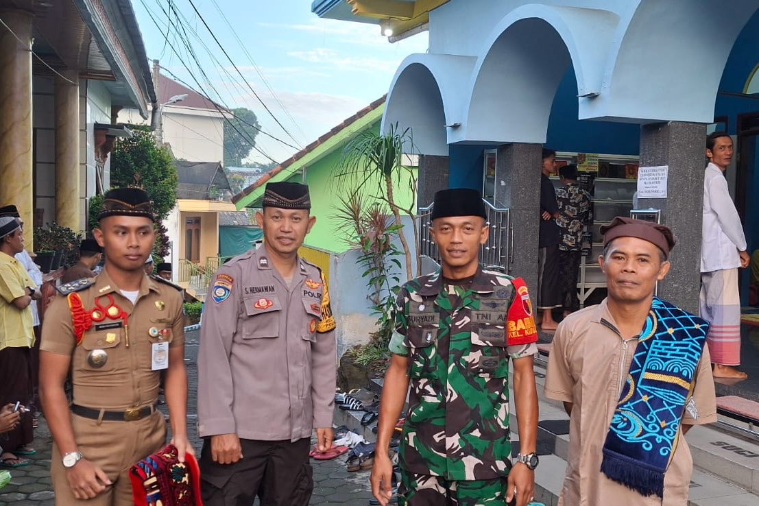 Babinsa Kiduldalem monitoring salat Idulfitri di Masjid Al Fallah. (ist) - Babinsa Kiduldalem Monitoring Salat Idulfitri di Masjid Al Fallah
