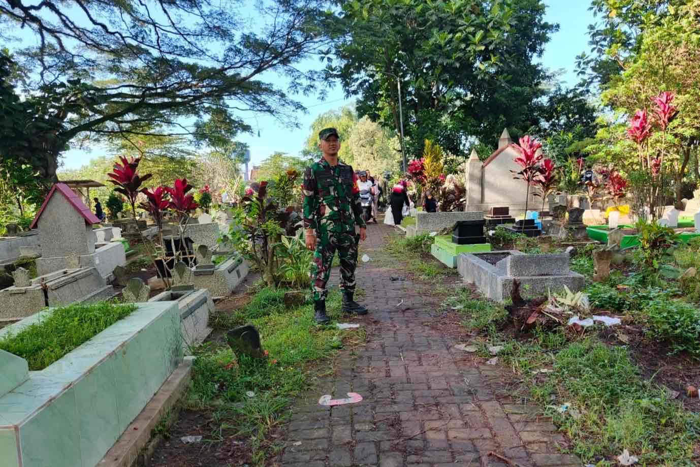 Babinsa Sukun bakti nyata jaga keamanan dan ketertiban di TPU Sukun. (ist) - Babinsa Sukun Bakti Nyata Jaga Keamanan dan Ketertiban di TPU Sukun