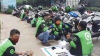 Ilustrasi Ojol menunggu penumpang. (ist) - Pengemudi Ojol Protes Terima BHR Hanya Rp50 Ribu, Aplikator Berdalih Kategorisasi