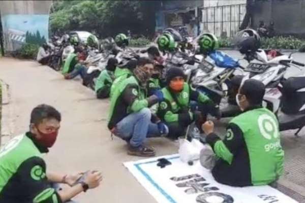 Ilustrasi Ojol menunggu penumpang. (ist) - Pengemudi Ojol Protes Terima BHR Hanya Rp50 Ribu, Aplikator Berdalih Kategorisasi