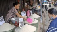 Ilustrasi penjualan beras di pasar. (ist) - Mendag Ancam Tindak Tegas Penjual Beras Nakal, Penjara 5 Tahun atau Denda Rp2 Miliar