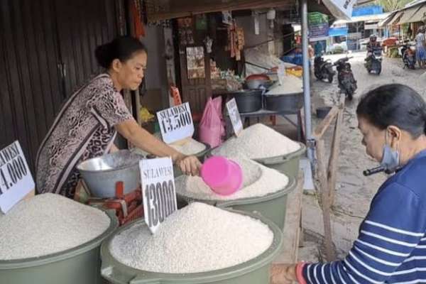 Ilustrasi penjualan beras di pasar. (ist) - Mendag Ancam Tindak Tegas Penjual Beras Nakal, Penjara 5 Tahun atau Denda Rp2 Miliar