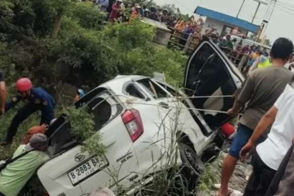 KA Batara Kresna tabrak mobil pemudik. (ist) - Mobil Pemudik Dihantam KA Batara Kresna di Sukoharjo, Empat Orang Meninggal Dunia