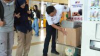 KAI menimbang barang bawaan pemudik, batas maksimal 20 kilogram. (ist) - KAI Imbau Ketertiban Pemudik, Barang Bawaan Melebihi 20 Kilogram Dikenakan Tarif Tambahan