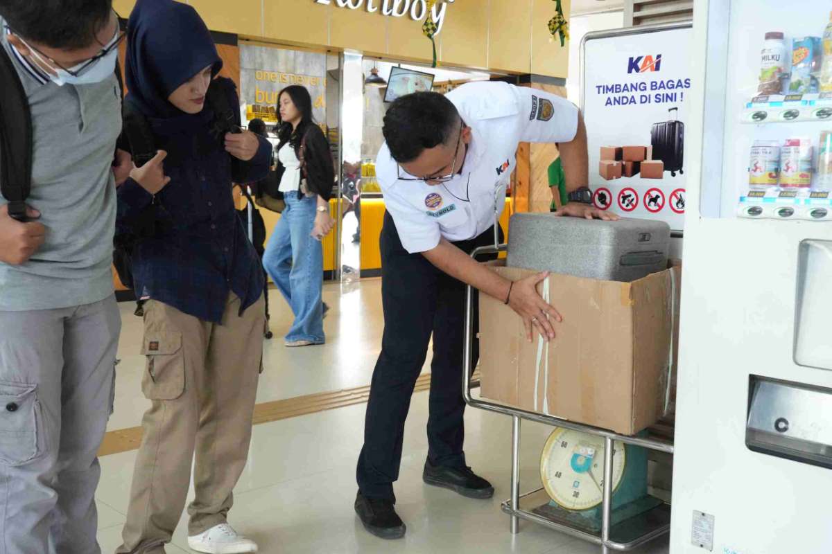 KAI menimbang barang bawaan pemudik, batas maksimal 20 kilogram. (ist) - KAI Imbau Ketertiban Pemudik, Barang Bawaan Melebihi 20 Kilogram Dikenakan Tarif Tambahan