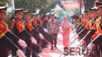 Tradisi Pedang Pora Warnai Penyambutan Irjen Pol Nanang Avianto Sebagai Kapolda Jatim