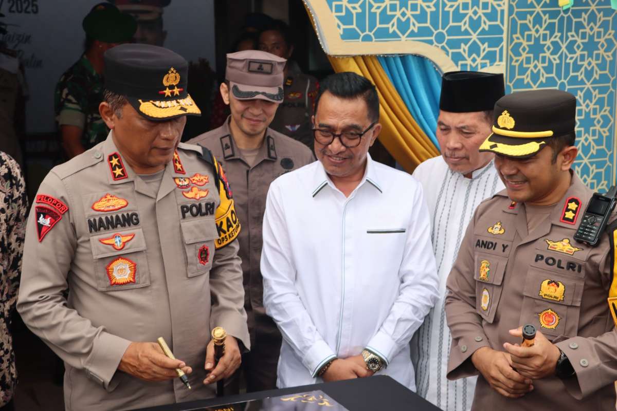 Kapolda Jatim meresmikan Pos Polisi Batos, didampingi oleh Kapolres Batu dan Ketua DPRD Batu. (ist) - Kapolda Jatim Pastikan Operasi Ketupat Semeru di Batu Berjalan Lancar