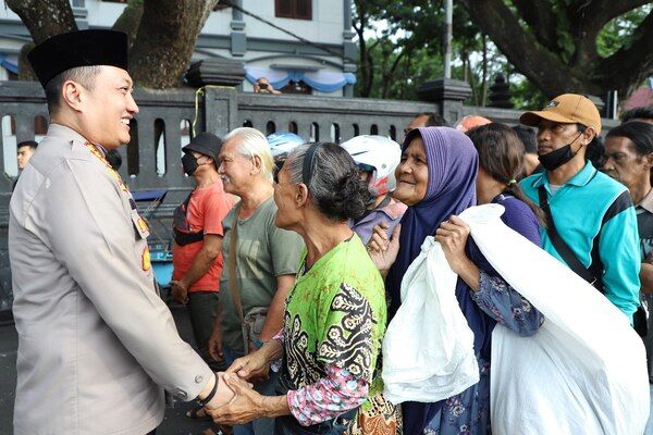 Kapolresta Makota Bersama Forkopimda, GMNI Jatim Kerja Bakti & Baksos 2.000 Paket Sembako 1 Kapolresta Makota Bersama Forkopimda, GMNI Jatim Kerja Bakti & Baksos 2.000 Paket Sembako