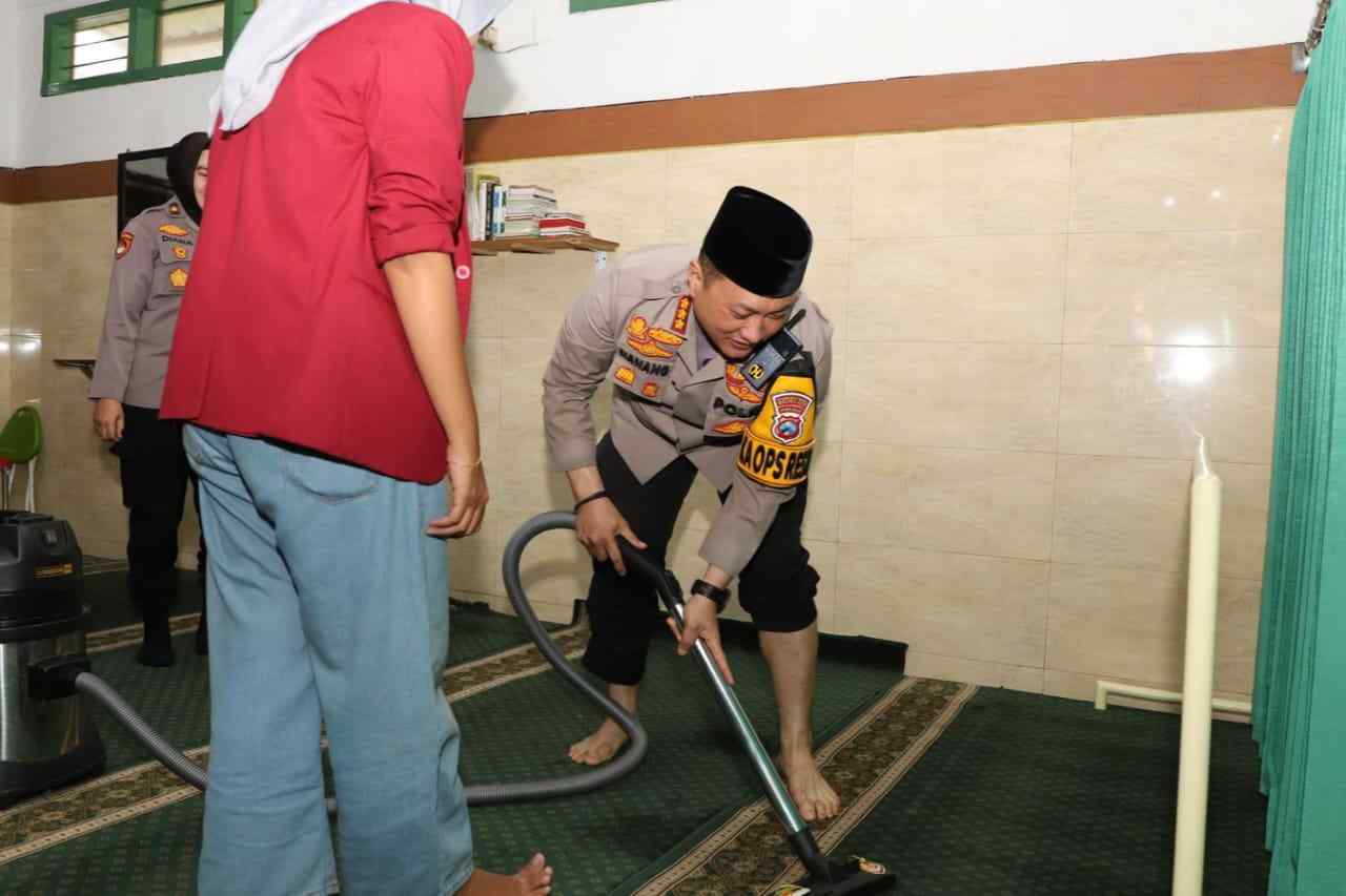 Polresta Malang Kota Gandeng Mahasiswa Baksos Bersihkan Masjid, Sumbang Mushaf dan Sembako