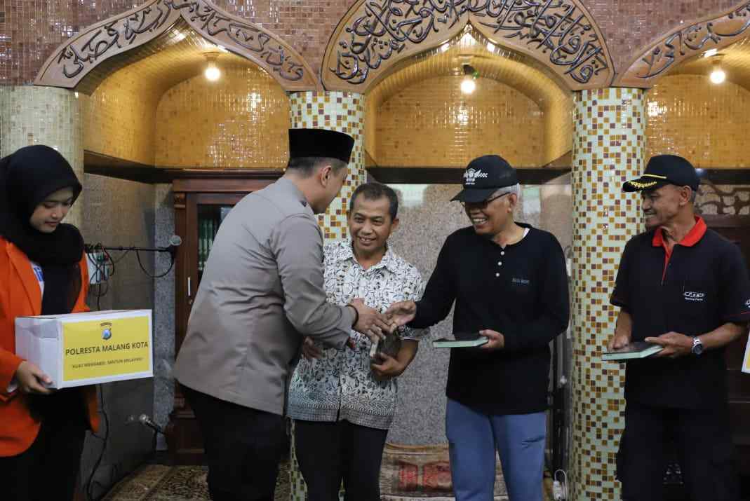 Polresta Malang Kota Gandeng Mahasiswa Baksos Bersihkan Masjid, Sumbang Mushaf dan Sembako