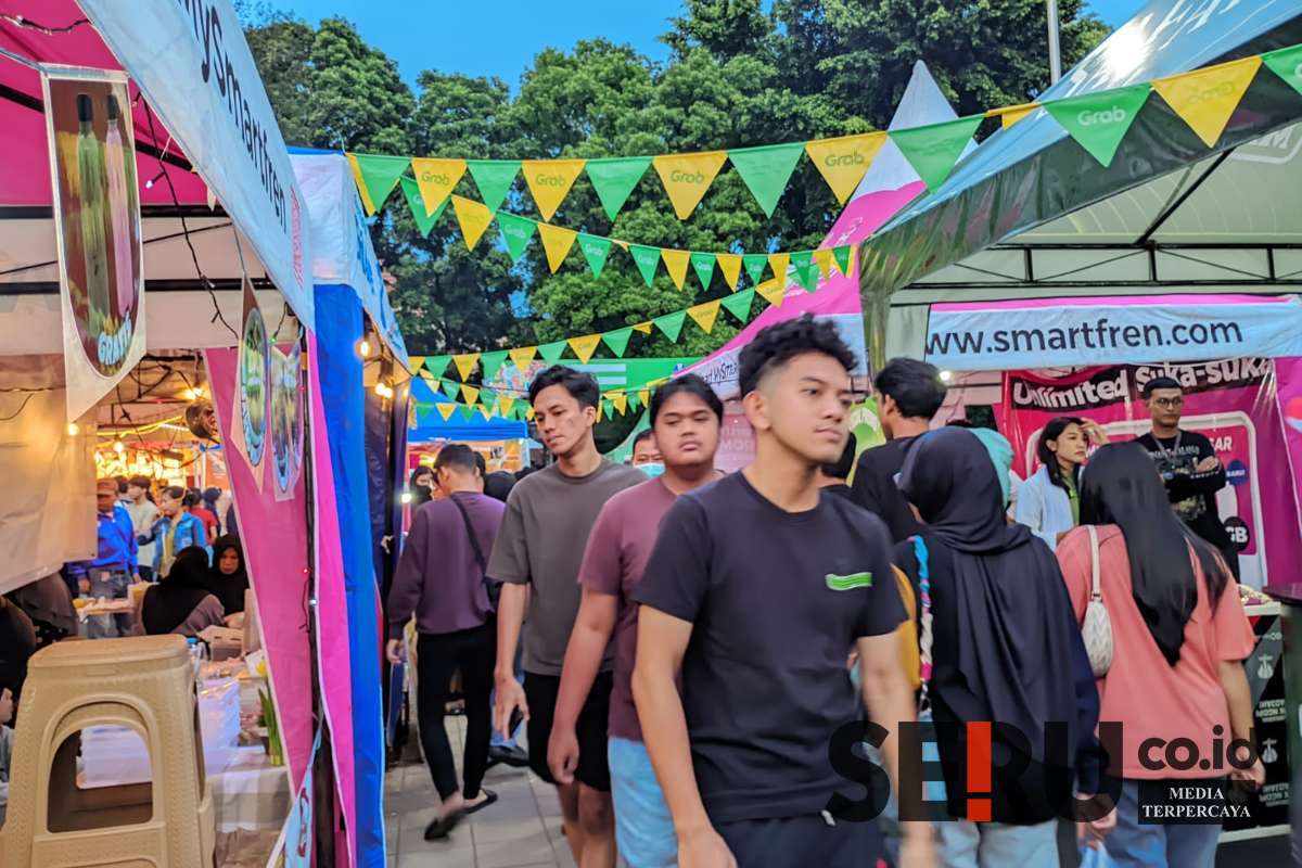 Keberadaan pasar takjil di kawasan Taman Krida ramai dikunjungi masyarakat. (ws13) - Begini Tips Memilih Makanan Sehat di Pasar Takjil