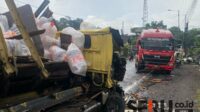 Kecelakaan yang libatkan 4 kendaraan di Jember. (Seru.co.id/amb) - Kecelakaan Empat Kendaraan di Jember, Truk Muatan Galon Tabrak Truk Tangki BBM