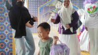 Kegembiraan anak batita usai menerima hadiah berlari sembari teriak Terima kasih. (rhd)