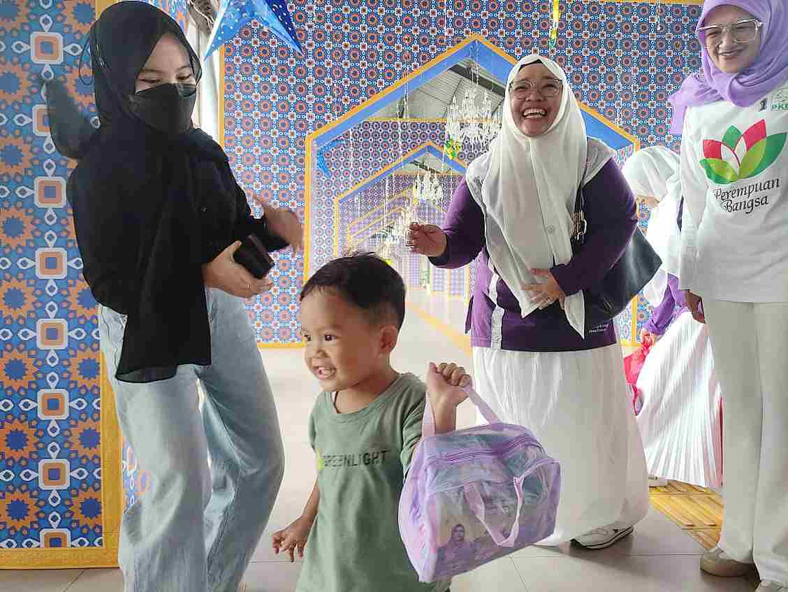 Kegembiraan anak batita usai menerima hadiah berlari sembari teriak Terima kasih. (rhd)