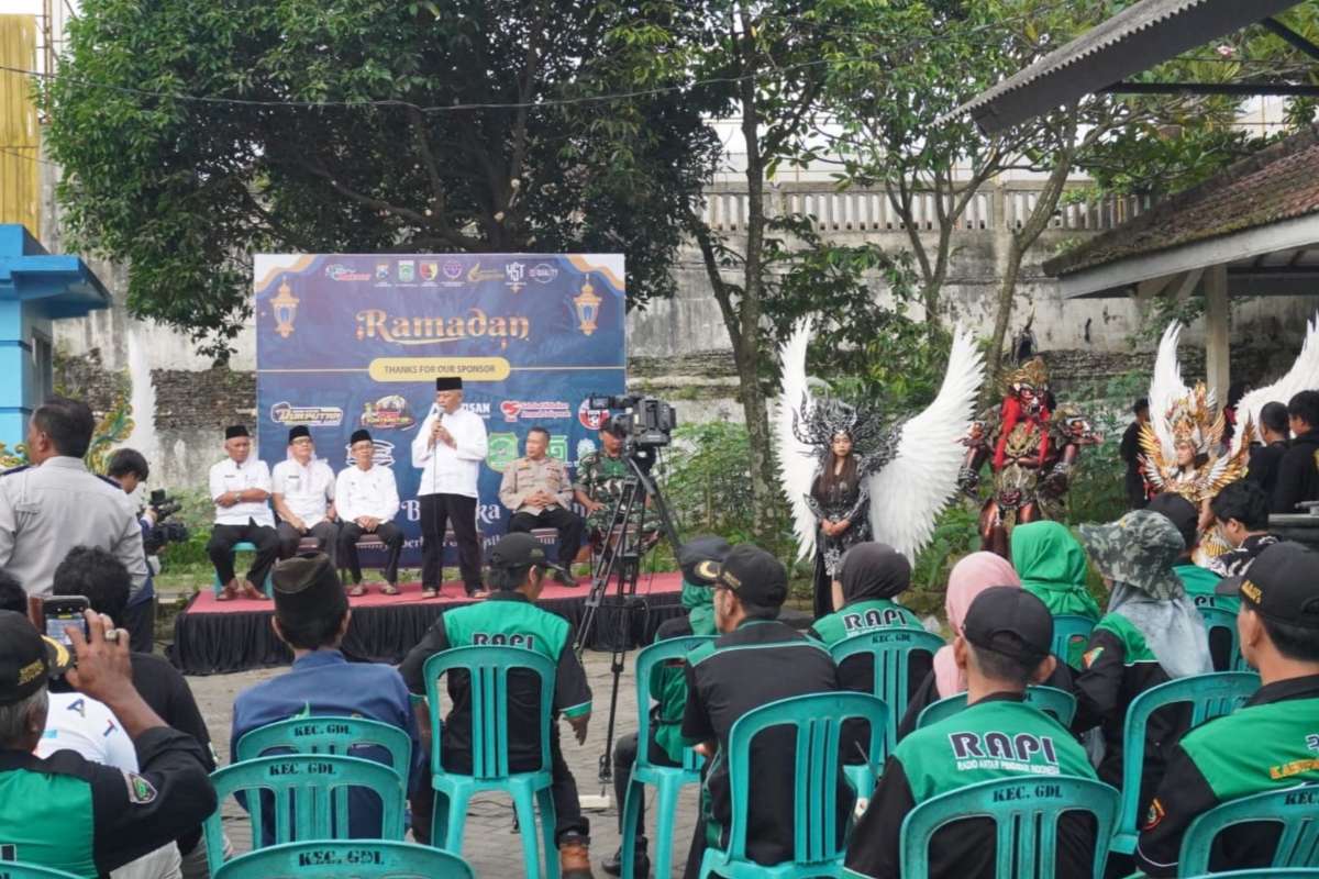 Kegiatan bagi takjil yang diikuti Bupati Malang, HM Sanusi yang digelar oleh Yayasan Pesona Gondanglegi. (ist) - Sanusi Apresiasi Kegiatan Bagi Takjil Yayasan Pesona Gondanglegi yang Diwarnai Hiburan