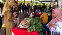 Kegiatan jual beli di pasar murah yang digelar di Kejaksaan Negeri Kabupaten Malang. (Seru.co.id/wul) - Bantu Kendalikan Inflasi Jelang Idulfitri 1446 H, Kejari Kabupaten Malang Gelar Pasar Murah