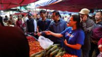 Kehadiran pemimpin Kota Batu di Pasar Pagi Among Tani mendapatkan sambutan hangat dari pedagang maupun pengunjung pasar. (ist) - Wali Kota dan Wakil Wali Kota Batu Sidak Pasar Pagi Among Tani Jelang Lebaran 2025